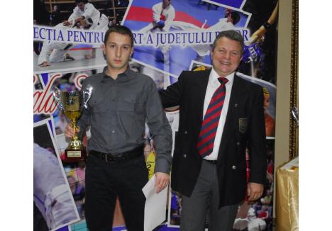 Radu Tudorică (stânga) a fost ales cel mai bun sportiv al clubului UAMT Agora în anul 2010, fiind antrenat de Pavel Vancea (dreapta). Şi la Gala Sportului Bihorean, sportivul a primit locul al doilea în clasamentul celor mai buni sportivi bihoreni în probe neolimpice